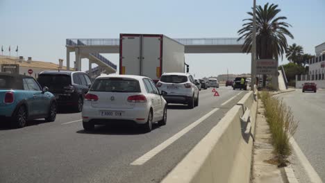 Un-Coche-Está-Averiado-En-La-Autopista-A7-Cerca-De-Cala-De-Mijas-Y-El-Tráfico-Avanza-Lentamente,-Cambiando-De-Carril-Para-Pasar.