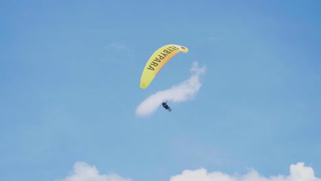 Un-Parapente-En-Los-Alpes-Suizos-En-Un-Día-Soleado