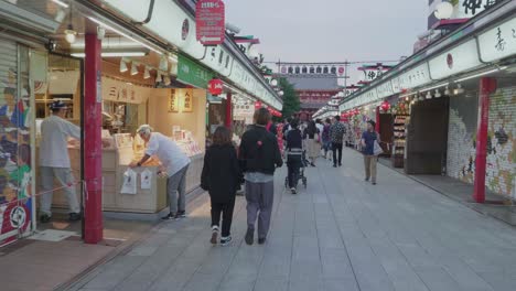 Menschen,-Die-Zum-Berühmten-Asakusa-Tempel-In-Tokio,-Japan,-Gehen