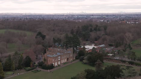 Luftdrohnenaufnahme-Des-Addington-Palace-In-Croydon,-London,-Vereinigtes-Königreich-An-Einem-Bewölkten-Tag-Und-Mit-Der-Innenstadt-Von-London-Im-Hintergrund