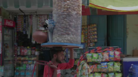 Caminando-Por-Un-Mercado-Indio-Con-Coloridas-Tiendas-Llenas-De-Artículos-Para-Comprar-Ocupado-Con-Gente-Local