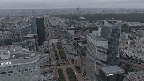 Aerial-drone-shot-of-the-modern-La-Defense-business-district-in-Paris,-France-in-the-early-morning-on-a-cloudy-day