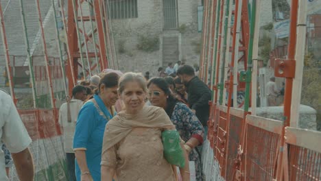 Multitudes-De-Personas-Cruzando-Un-Puente-Colgante-En-La-India.