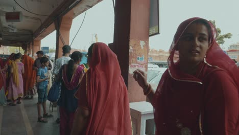 People-walking-on-the-streets-of-the-Pink-City-Jaipur-in-India