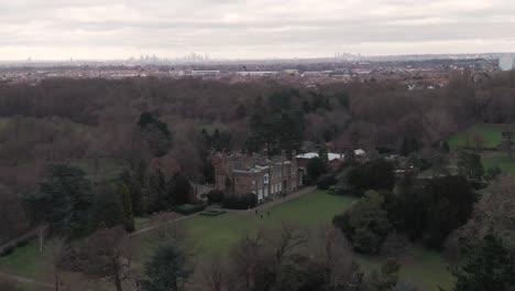 Vista-Aérea-De-Un-Palacio-Tradicional-En-El-Sur-De-Londres-Con-El-Horizonte-Del-Centro-De-Londres-En-El-Fondo