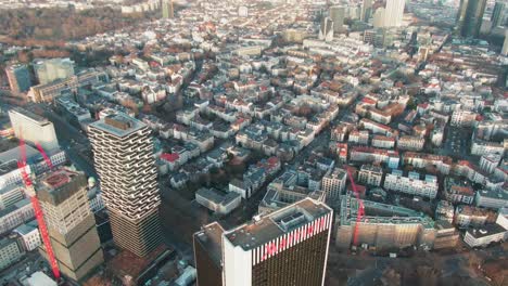 Toma-Aérea-De-Arriba-Hacia-Abajo-De-Una-Zona-Residencial-En-El-Centro-De-Frankfurt-Am-Main,-Alemania