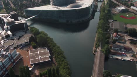 Toma-Aérea-Del-Parlamento-Europeo-En-Estrasburgo,-Francia,-En-Un-Día-Nublado.