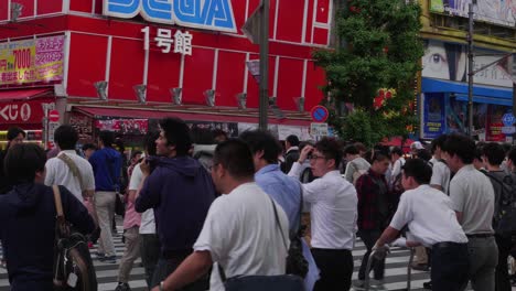 People-Crossing-a-Busy-Intersection-in-Tokyo