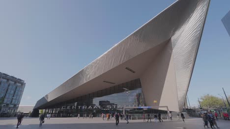 Estación-Central-De-Trenes-De-Rotterdam-En-Un-Hermoso-Día-Nublado