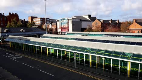 Ein-Blick-Auf-Den-Busbahnhof-Mersey-Travels-In-St.-Helens,-Aufgenommen-Von-Oben