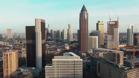 Sobre-El-Horizonte-En-Frankfurt-Am-Main-En-Alemania-Mientras-Se-Pone-El-Sol