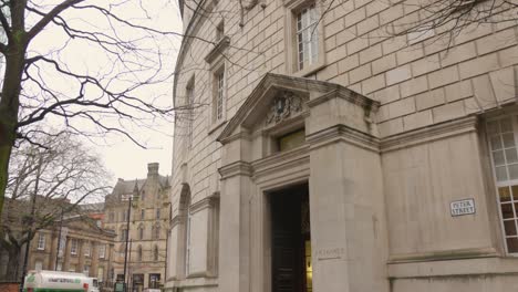 Tilt-shot-of-the-exterior-of-the-Central-Library-in-the-city-of-Manchester,-England