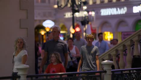 Gente-Deambulando-Por-Las-Tiendas-Del-Gran-Canal-En-El-Venetian-Resort-Por-La-Noche-En-Las-Vegas,-Nevada