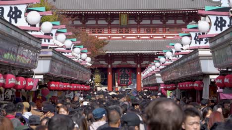 Sensō-ji-überfüllter-Eingang-Des-Roten-Tempels-In-Tokio-Mit-Zahlreichen-Besuchern-Unter-Hängenden-Laternen,-Tageslicht