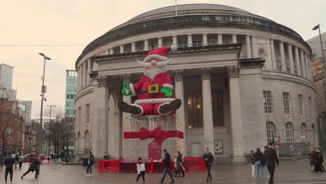 Vista-Exterior-De-La-Biblioteca-Central-De-Manchester-Con-Adornos-Navideños-En-La-Entrada