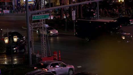 Nachtverkehr-Zur-Hauptverkehrszeit-Auf-Dem-Las-Vegas-Boulevard-In-Der-Nähe-Des-Bellagio-Drive-In-Paradise,-Nevada