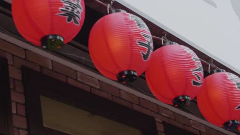 Linternas-Rojas-Tradicionales-En-Tokio,-Japón.