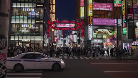 Famous-Shinjuku-Gate-in-Tokyo,-Japan