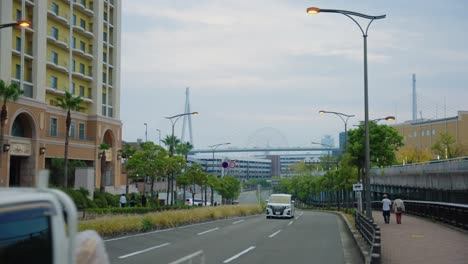 Panorámica-En-Cámara-Lenta-A-La-Izquierda-De-La-Bahía-De-Osaka-Y-El-Tráfico-Se-Dirige-Al-Puerto,-Toma-Panorámica-En-Cámara-Lenta-Japón-4k