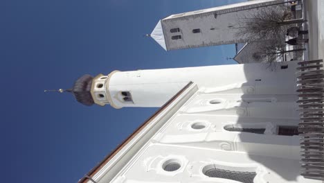 Iglesia-Parroquial-De-San-Miguel-Y-La-Torre-De-La-Colegiata-En-El-Centro-De-La-Ciudad-De-Innichen---San-Candido,-Tirol-Del-Sur,-Italia