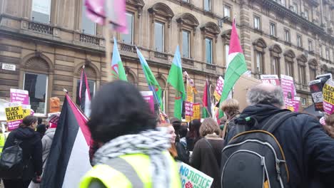 Primer-Plano-De-Personas-Esperando-Para-Marchar-En-Glasgow.