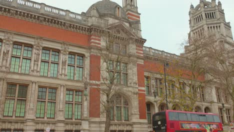 Toma-Panorámica-Del-Victoria-And-Albert-Museum,-El-Museo-De-Artes-Aplicadas-Más-Grande-Del-Mundo.