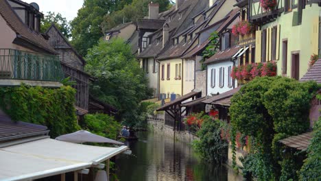 Hermoso-Canal-De-Agua-De-La-Petite-Venise-En-Colmar