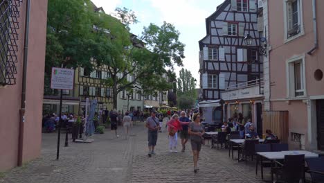 El-Distrito-De-La-Petite-Venise-En-Colmar-Está-Lleno-De-Turistas-Y-Lugareños.