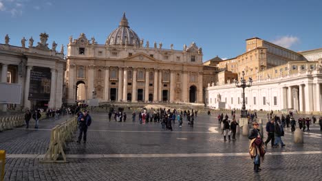 People-in-front-of-the-main-entrance-to-St