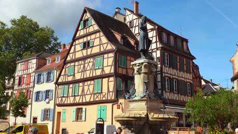 Die-Statue-Von-Auguste-Bartholdi-–-Fontaine-Roesselmann-–-Stellt-Den-öffentlichen-Richter-Jean-Roesselmann-Dar,-Der-Bei-Der-Verteidigung-Von-Colmar-Starb-Und-Als-Erster-Held-Von-Colmar-Gilt