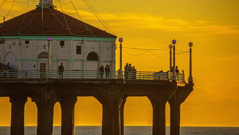 Der-Manhattan-Beach-Pier-Mit-Dem-Roundhouse-Aquarium-In-Einer-Zeitrafferaufnahme