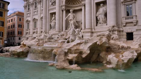 Plano-Medio-De-La-Fontana-De-Trevi-Desde-El-Lado-Derecho.