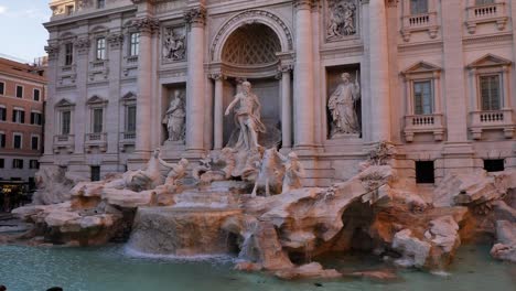 Blick-Auf-Den-Trevi-Brunnen-Von-Rechts-Bei-Morgendlichen-Touristenbesuchen