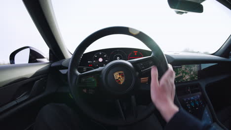 El-Interior-Detrás-Del-Volante-De-Un-Porsche-Taycan.