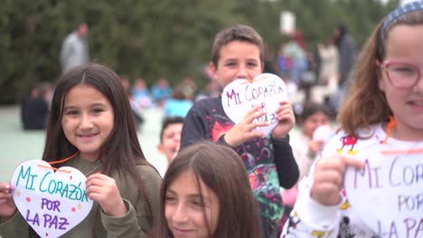 Murcia,-España,-30-De-Enero-De-2024:-Los-Niños-De-Educación-Primaria-Crean-Corazones-Con-La-Frase-&quot;mi-Oído-Por-La-Paz