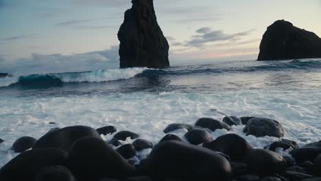 Enormes-Olas-Golpean-Las-Rocas-En-La-Costa-De-Madeira-Mientras-Hay-Formaciones-Rocosas-Solitarias-En-Medio-Del-Océano,-El-Mar