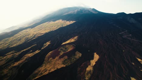 Drone-Volando-Sobre-El-Cráter-De-Un-Volcán-En-El-Monte-Etna,-Sicilia