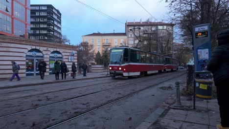 El-Tranvía-Rojo-22-Llega-A-Una-Parada-De-Tranvía-En-El-Centro-De-La-Ciudad.