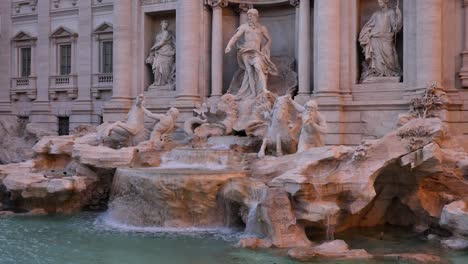 Medium-shot-of-the-the-Trevi-Fountain-from-the-right-side