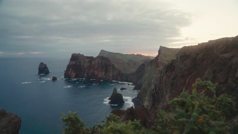 Enormes-Formaciones-Rocosas-En-La-Costa-De-Ponta-Do-Cara-Madeira