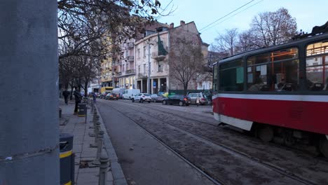 El-Tranvía-Rojo-22-Sale-De-Una-Parada-De-Tranvía-En-El-Centro-De-La-Ciudad.