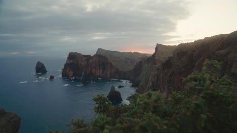 Enormes-Formaciones-Rocosas-En-La-Costa-De-Ponta-Do-Cara-Madeira