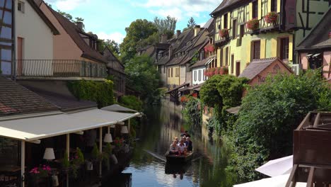 Die-Gassen-Von-La-Petite-Venise-In-Colmar-Sind-Durchzogen-Von-Tadellos-Restaurierten-Fachwerkhäusern-In-Zuckermandeltönen