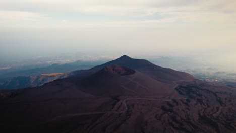 Drone-Volando-Sobre-El-Cráter-De-Un-Volcán-En-El-Monte-Etna,-Sicilia