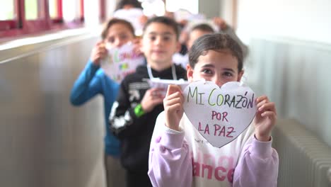 Murcia,-España,-30-De-Enero-De-2024:-Los-Niños-De-Educación-Primaria-Crean-Corazones-Con-La-Frase-&quot;mi-Oído-Por-La-Paz