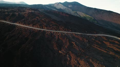 Drohne-Fliegt-über-Eine-Kurvenreiche-Straße-Am-Vulkan-Ätna