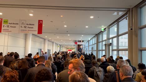 Crowd-of-purchaser-waiting-at-entrance-of-Trade-Fair-Ambiente-in-Frankfurt