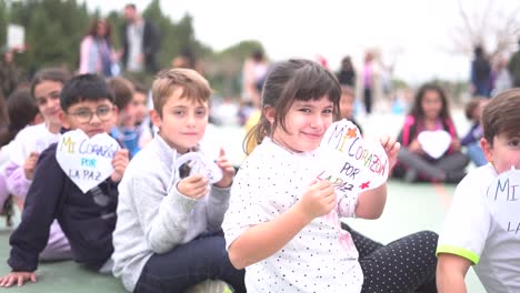 Murcia,-España,-30-De-Enero-De-2024:-Los-Niños-De-Educación-Primaria-Crean-Corazones-Con-La-Frase-&quot;mi-Oído-Por-La-Paz