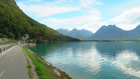 El-Lago-De-Annecy-Tiene-Un-Carril-Bici-Cerca-De-La-Costa-Del-Lago.