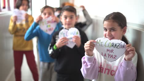 Murcia,-España,-30-De-Enero-De-2024:-Los-Niños-De-Educación-Primaria-Crean-Corazones-Con-La-Frase-&quot;mi-Oído-Por-La-Paz